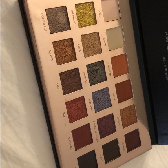 Eyeshadow - Picture 2 of 4